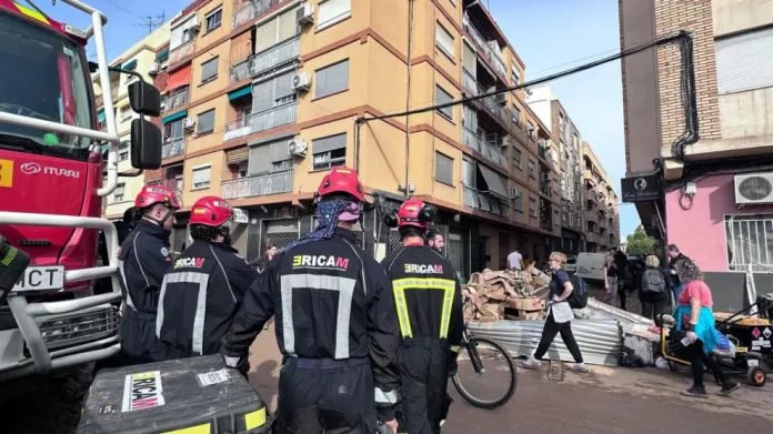 FOTOGRAFÍA. MADRID (REINO DE ESPAÑA), 01 DE NOVIEMBRE DE 2024.- Los equipos de rescate ERICAM enviados por la Comunidad de Madrid para ayudar en las áreas afectadas por la dana se encuentran ya trabajando en Benetússer. Dos equipos de ERICAM -grupo de emergencias especializado en rescates- se han desplazado a la Comunidad Valenciana desde que se conoció la envergadura de los daños por las inundaciones, y trabajan ahora mismo en Benetússer, en una zona cercana a la comisaría de policía local. Comunidad de Madrid (CAM)/Efe