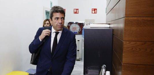 FOTOGRAFÍA. VALENCIA (COMUNIDAD VALENCIANA) REINO DE ESPAÑA, 15/11/2024.- El president de la Generalitat, Carlos Mazón a su llegada a Les Corts antes del pleno de este viernes en el que el comparecerá para rendir cuentas de lo que hizo el 29 de octubre y contar cómo va a remodelar la estructura de su gobierno para adaptarla a la reconstrucción. Efe
