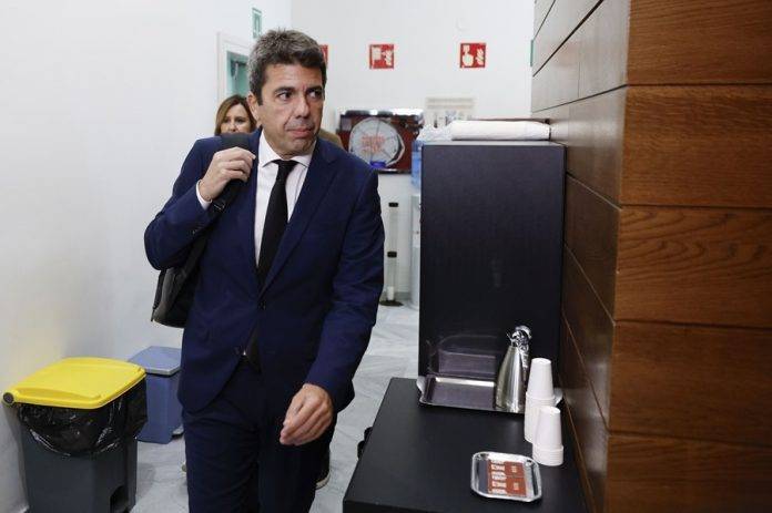 Dana, dana valencia, El president de la Generalitat, Carlos Mazón comparece ante Les Corts para rendir cuentas de lo que hizo el 29 de octubre FOTOGRAFÍA. VALENCIA (COMUNIDAD VALENCIANA) REINO DE ESPAÑA, 15/11/2024.- El president de la Generalitat, Carlos Mazón a su llegada a Les Corts antes del pleno de este viernes en el que el comparecerá para rendir cuentas de lo que hizo el 29 de octubre y contar cómo va a remodelar la estructura de su gobierno para adaptarla a la reconstrucción. Efe