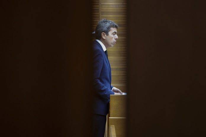 FOTOGRAFÍA. VALENCIA (COMUNIDAD VALENCIANA) REINO DE ESPAÑA, 15/11/2024.- El president de la Generalitat, Carlos Mazón comparece en Les Corts durante el pleno de este viernes en el que rinde cuentas de lo que hizo el 29 de octubre y contar cómo va a remodelar la estructura de su gobierno para adaptarla a la reconstrucción. Efe