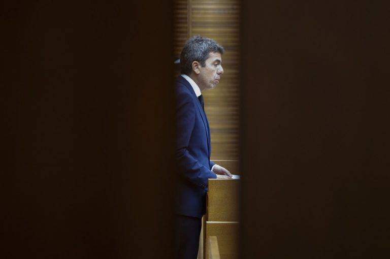 FOTOGRAFÍA. VALENCIA (COMUNIDAD VALENCIANA) REINO DE ESPAÑA, 15/11/2024.- El president de la Generalitat, Carlos Mazón comparece en Les Corts durante el pleno de este viernes en el que rinde cuentas de lo que hizo el 29 de octubre y contar cómo va a remodelar la estructura de su gobierno para adaptarla a la reconstrucción. Efe