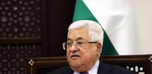 FOTOGRAFÍA. MADRID (REINO DE ESPAÑA), 16 DE SEPTIEMBRE DE 2024. El presidente de la Autoridad Palestina de Cisjordania y la Franja de Gaza, Mahmud Ridha Abás (kunya Abu Mazen), visitará España el próximo miércoles para encontrarse con el jefe del Ejecutivo español, Pedro Sánchez Pérez-Castejón, según ha avanzado este lunes el nuevo embajador de Palestina, Husni Abdelwahed (dcha), tras entregar sus credenciales al rey Felipe VI de España (i) en el Palacio Real de la Corona Española, después del reconocimiento unilateral de Palestina como Estado por parte de Gobierno de Pedro Sánchez Pérez-Castejón el pasado mes de mayo. Será la primera visita de este dirigente palestino a España a la que seguirá una cumbre bilateral de alto nivel entre ambos gobiernos el próximo mes o el siguiente, ha indicado el embajador, que no ha concretado que otras citas tendrá el presidente palestino en Madrid ni si se encontrará con el rey. Efe
