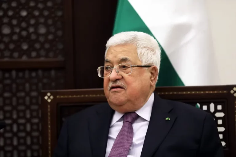 FOTOGRAFÍA. MADRID (REINO DE ESPAÑA), 16 DE SEPTIEMBRE DE 2024. El presidente de la Autoridad Palestina de Cisjordania y la Franja de Gaza, Mahmud Ridha Abás (kunya Abu Mazen), visitará España el próximo miércoles para encontrarse con el jefe del Ejecutivo español, Pedro Sánchez Pérez-Castejón, según ha avanzado este lunes el nuevo embajador de Palestina, Husni Abdelwahed (dcha), tras entregar sus credenciales al rey Felipe VI de España (i) en el Palacio Real de la Corona Española, después del reconocimiento unilateral de Palestina como Estado por parte de Gobierno de Pedro Sánchez Pérez-Castejón el pasado mes de mayo. Será la primera visita de este dirigente palestino a España a la que seguirá una cumbre bilateral de alto nivel entre ambos gobiernos el próximo mes o el siguiente, ha indicado el embajador, que no ha concretado que otras citas tendrá el presidente palestino en Madrid ni si se encontrará con el rey. Efe