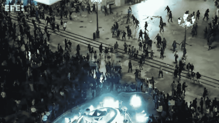 FOTOGRAFÍA. VALENCIA (COMUNIDAD VALENCIANA) REINO DE ESPAÑA, 09 DE NOVIEMBRE DE 2024.- Cerca de 40 asociaciones y sindicatos de izquierda de la Comunitat Valenciana celebran una manifestación en protesta por la gestión de la Depresión Aislada en Niveles Altos (DANA) o (gota fría) y con el lema "Mazón dimisión", en alusión al president del Govern en minoría de la Generalitat valenciana del Partido Popular (PP), Carlos Mazón Guixot, que saldrá desde la plaza del Ayuntamiento y recorrerá varias calles del centro hasta llegar al Palau del Govern de la Generalitat Valenciana. Se ha vivido momentos de mucha tensión entre los grupos de extrema izquierdas convocantes del acto y los agentes del Cuerpo Nacional de la Policía. A diferencia de las protestas de Madrid contra el Gobierno de Pedro Sánchez y PSOE en calle Ferraz 70 de Madrid, aquí en Valencia los jefe político de la Policía han permitido que los violentos casi acceden en el palacio del gobierno autonómico, lanzamiento de objetos de todo tipo contra la fachada del Gobierno valenciano, insultos e injurias merecido por este Govern popular por su muestra de empatía con el pueblo valenciano en llanto y duelo. Se ha echado mucho de menos a una condena también del principal culpable: el Gobierno de España de Pedro Sánchez Pérez-Castejón y de Yolanda Díaz Pérez, quienes tienen la competencia sobre las Fuerzas armadas, las Fuerzas y Cuerpos de Seguridad del Estado o de la gestión de la ayuda internacional ofrecida por varios países (Francia, Argentina, Venezuela, Unión Europea, etc., que finalmente el Gobierno del PSOE y SUMAR rechazó. Captura Vídeo/Lasvocesdelpueblo (Ñ Pueblo)