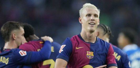 FOTOGRAFÍA. BARCELONA (REINO DE ESPAÑA), 03 DE NOVIEMBRE DE 2024. El centrocampista del FC Barcelona Dani Olmo celebra después de marcar su segundo gol, que pone el marcador a 3-0, durante el partido de LaLiga que enfrenta al FC Barcelona contra el Espanyol este domingo en el Camp Nou en Barcelona. Efe