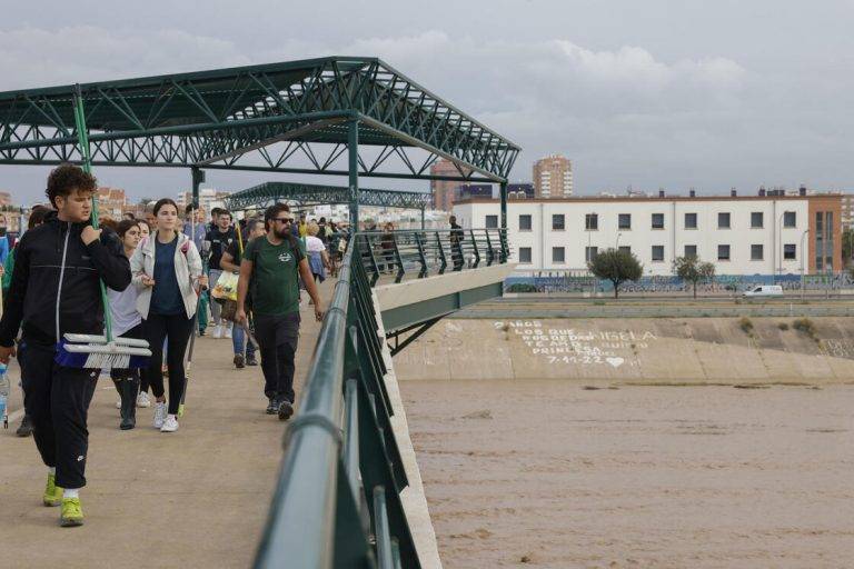 FOTOGRAFÍA. VALENCIA (COMUNIDAD VALENCIANA) REINO DE ESPAÑA, 01 DE noviembre DE 2024. Miles de personas se desplazan desde Valencia a La Torre para ayudar a los afectados por las inundaciones causadas por la DANA, este viernes. La Comunitat Valenciana intenta recuperarse de la peor dana del siglo en España, que ha dejado más de un centenar de muertos en esa región, además de un inmenso escenario de daños en carreteras, calles e infraestructuras de numerosas localidades. Una Depresión Aislada en Niveles Altos (DANA) tras fuertes lluvias torrenciales y golpear muy fuertemente al reino de España, con epicentro en la provincia de Valencia (Comunidad Valenciana) donde se ha registrado al 92 muertos y con menos dureza en la provincia de Málaga (Andalucía) y en la región de Castilla-La Mancha. La devastación de los efectos de la dana que arrasó este martes la provincia de Valencia deja decenas de personas fallecidas -70 contabilizadas hasta las 16.00 horas-, la angustia de quienes no pueden contactar con sus familiares desde ayer e imágenes desoladoras de la destrucción que han dejado a su paso las inundaciones. En medio de la tragedia, que ha llevado a activar el protocolo de Múltiples Víctimas para identificar a los fallecidos, las autoridades combaten este miércoles un "nuevo enemigo": los bulos que alertan de supuestas evacuaciones, desbordamientos o la caída del 112, que interrumpen la labor de los servicios de emergencias. La ciudadanía de la provincia ha recibido a primera hora de esta mañana de nuevo en sus móviles un mensaje del sistema Es-Alert para evitar cualquier tipo de desplazamiento por las carreteras de la provincia, muchas de cuales permanecen cortadas e impiden todavía acceder a las zonas más afectadas. Efe