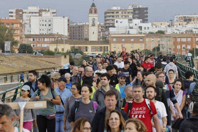 La fraternidad y los gestos más humanos siguen aflorando tres días después FOTOGRAFÍA. VALENCIA (COMUNIDAD VALENCIANA) REINO DE ESPAÑA, 01 DE noviembre DE 2024. Miles de personas se desplazan desde Valencia a La Torre para ayudar a los afectados por las inundaciones causadas por la DANA, este viernes. La Comunitat Valenciana intenta recuperarse de la peor dana del siglo en España, que ha dejado más de un centenar de muertos en esa región, además de un inmenso escenario de daños en carreteras, calles e infraestructuras de numerosas localidades. Una Depresión Aislada en Niveles Altos (DANA) tras fuertes lluvias torrenciales y golpear muy fuertemente al reino de España, con epicentro en la provincia de Valencia (Comunidad Valenciana) donde se ha registrado al 92 muertos y con menos dureza en la provincia de Málaga (Andalucía) y en la región de Castilla-La Mancha. La devastación de los efectos de la dana que arrasó este martes la provincia de Valencia deja decenas de personas fallecidas -70 contabilizadas hasta las 16.00 horas-, la angustia de quienes no pueden contactar con sus familiares desde ayer e imágenes desoladoras de la destrucción que han dejado a su paso las inundaciones. En medio de la tragedia, que ha llevado a activar el protocolo de Múltiples Víctimas para identificar a los fallecidos, las autoridades combaten este miércoles un "nuevo enemigo": los bulos que alertan de supuestas evacuaciones, desbordamientos o la caída del 112, que interrumpen la labor de los servicios de emergencias. La ciudadanía de la provincia ha recibido a primera hora de esta mañana de nuevo en sus móviles un mensaje del sistema Es-Alert para evitar cualquier tipo de desplazamiento por las carreteras de la provincia, muchas de cuales permanecen cortadas e impiden todavía acceder a las zonas más afectadas. Efe