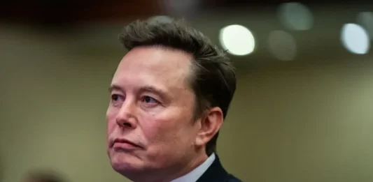 FOTOGRAFÍA. WASHINGTON (ESTADOS UNIDOS DE AMÉRICA), 13 DE NOVIEMBRE DE 2024. El multimillonario estadounidense de origen Sudáfrica y dueño único de la red social X (antes Twitter), Elon Reeve Musk (Elon Musk), escucha al presidente electo de los Estados Unidos de América y candidato d ela formación patriota estadounidense Partido Republicano, Donald John Trump, durante una reunión con los republicanos de la Cámara de Representantes en el Hotel Hyatt Regency, en Washington (EE.UU.). Efe