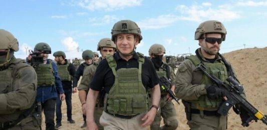 FOTOGRAFÍA. GAZA (FRANJA DE GAZA), 19 DE NOVIEMBRE DE 2024. El primer ministro de Israel, Benjamín Netanyahu, ha caminado hoy sobre el centro de Gaza este martes desde donde ha advertido de que el grupo terrorista palestino Hamás ISIS "no gobernará" la Franja de Gaza. "Hamás no estará en Gaza", dijo junto al jefe de las fuerzas Armadas de la Tierra Santa, teniente general Herzi Halevi, y el jefe del Servicio de Inteligencia y Seguridad General Interior de Israel (Shin Bet), Ronen Bar. Gabinete Primer Ministro de Israel/Lasvocesdelpueblo (Ñ Pueblo)