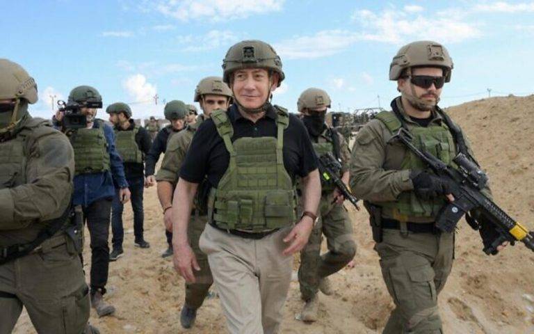 FOTOGRAFÍA. GAZA (FRANJA DE GAZA), 19 DE NOVIEMBRE DE 2024. El primer ministro de Israel, Benjamín Netanyahu, ha caminado hoy sobre el centro de Gaza este martes desde donde ha advertido de que el grupo terrorista palestino Hamás ISIS "no gobernará" la Franja de Gaza. "Hamás no estará en Gaza", dijo junto al jefe de las fuerzas Armadas de la Tierra Santa, teniente general Herzi Halevi, y el jefe del Servicio de Inteligencia y Seguridad General Interior de Israel (Shin Bet), Ronen Bar. Gabinete Primer Ministro de Israel/Lasvocesdelpueblo (Ñ Pueblo)