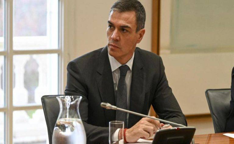 FOTOGRAFÍA. MADRID (REINO DE ESPAÑA), 02 DE NOVIEMBRE DE 2024. El presidente del Gobierno, Pedro Sánchez Pérez-Castejón, preside el Comité de crisis para el seguimiento de los efectos de la Depresión Aislada en Niveles Altos (DANA) o (gota fría) , este sábado en la Moncloa. La Comunitat Valenciana intenta recuperarse de la peor Depresión Aislada en Niveles Altos (DANA) del siglo en España, que ha dejado más de dos centenares de muertos en esa región, además de un inmenso escenario de daños en carreteras, calles e infraestructuras de numerosas localidades. Una DANA tras fuertes lluvias torrenciales y golpear muy fuertemente al reino de España, con epicentro en la provincia de Valencia (Comunidad Valenciana) donde se ha registrado ya 211 muertos, como cifra provisional para este sábado 2 de noviembre de 20224, y con menos dureza en la provincia de Málaga (Andalucía) y en la región de Castilla-La Mancha. La devastación de los efectos de la DANA que arrasó este martes la provincia de Valencia dejó decenas de personas fallecidas -70 contabilizadas hasta las 16.00 horas-, la angustia de quienes no pueden contactar con sus familiares desde ayer e imágenes desoladoras de la destrucción que han dejado a su paso las inundaciones. En medio de la tragedia, que ha llevado a activar el protocolo de Múltiples Víctimas para identificar a los fallecidos, las autoridades combaten este miércoles un "nuevo enemigo": los bulos que alertan de supuestas evacuaciones, desbordamientos o la caída del 112, que interrumpen la labor de los servicios de emergencias. La ciudadanía de la provincia ha recibido a primera hora de esta mañana de nuevo en sus móviles un mensaje del sistema Es-Alert para evitar cualquier tipo de desplazamiento por las carreteras de la provincia, muchas de cuales permanecen cortadas e impiden todavía acceder a las zonas más afectadas. La Moncloa/Efe