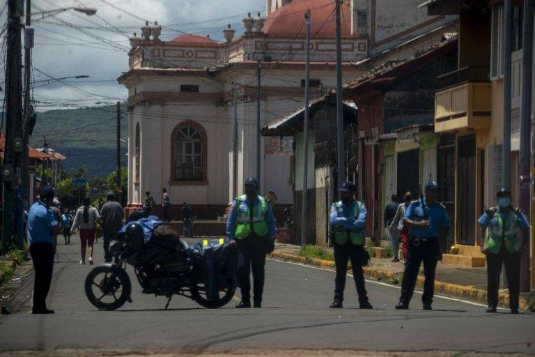 FOTOGRAFÍA. MASAYA (NICARAGUA), 20 DE SEPTIEMBRE DE 2022. Detalle de unos agentes antidisturbios de la Policía Nacional vigilando la entrada de la iglesia de San Jerónimo en la ciudad de Masaya (Nicaragua). Efe