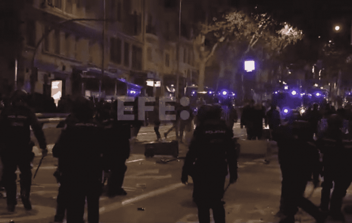 FOTOGRAFÍA. MADRID (REINO DE ESPAÑA), 09 DE NOVIEMBRE DE 2024. ANIVERSARIO PROTESTAS CALLE FERRAZ 70 MADRID | Agentes de las Unidades de Intervención Policial (UIP) del Cuerpo nacional de Policía han cargado contra un grupo de manifestantes en las inmediaciones de la sede del PSOE de Ferraz que participaban en la protesta por la política del Gobierno cuando se cumple un año de las concentraciones en ese mismo lugar contra la ley corrupta de amnistía criminal a los golpistas separatistas prófugos d ela Justicia española y condenados por el golpe Proceso catalán (PROCÉS). captura vídeo/Lasvocesdelpueblo (Ñ Pueblo)