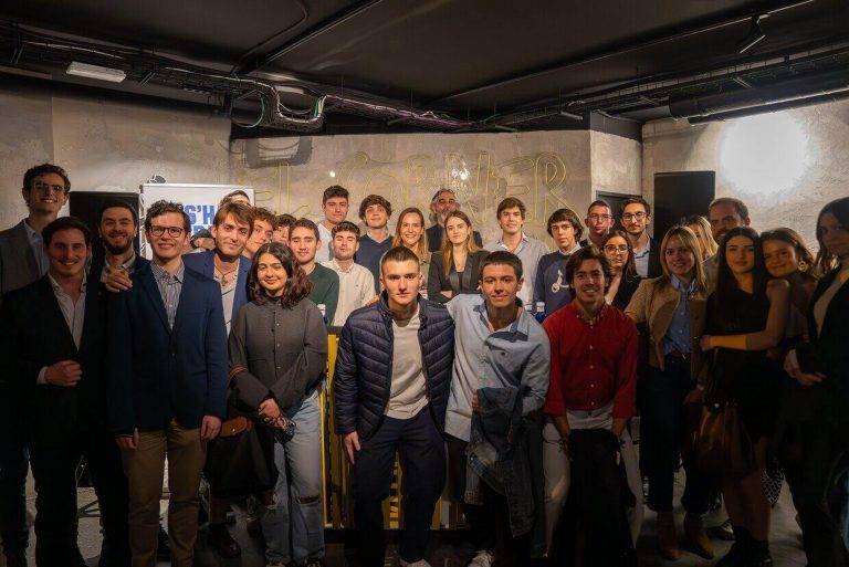 FOTOGRAFÍA. MADRID (REINO DE ESPAÑA), 18 DE NOVIEMBRE DE 2024. Unos 70 jóvenes se sumaron al evento titulado "Por una España Unida", que contó con la participación de Isabel Pérez Moñino-Aranda, diputada y portavoz del Grupo Vox en la Asamblea de Madrid, y Miguel Ángel Sastre, diputado nacional por Cádiz del Partido Popular (PP) en el Congreso. Lasvocesdelpueblo (Ñ Pueblo)