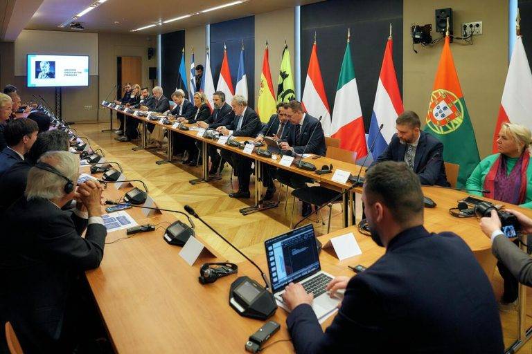 FOTOGRAFÍA. PARÍS (FRANCIA), 16 DE NOVIEMBRE DE 2024.  El presidente de VOX, Santiago Abascal Conde (5 d) junto a la líder opositora francesa Marion Anne Perrine Le Pen (Marine Le Pen) (6 d), participa en la Asamblea General de Patriots Party, de la que ha sido proclamado este sábado presidente de la formación europea de partidos políticos patriotas, anti Wokismo y globalismo "Patriots Party", que tiene reflejo en el Parlamento Europeo en Patriots Group, el tercero más grande de la Eurocámara. Lasvocesdelpueblo (Ñ Pueblo)