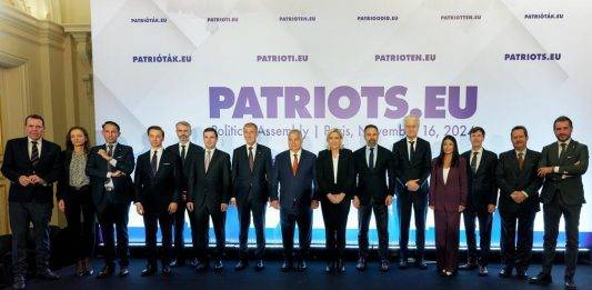 FOTOGRAFÍA. PARÍS (FRANCIA), 16 DE NOVIEMBRE DE 2024. El español Santiago Abascal Conde (6 d) ha sido elegido como presidente de Patriots Party desde París (Francia), coalición de partidos políticos (un total de 11 Naciones de Europa con una fuerza política de 89 eurodiputados en el Parlamento Europeo donde se ubica como tercera fuerza política detrás del Partido popular y Partido Socialista. Entre los asistentes, el primer ministro de Hungría, Víctor Orban (8 d); Andrej Babiš, empresario y político checo de origen eslovaco considerado el segundo hombre más rico de la República Checa y fundador y propietario del grupo Agrofert que tiene el control de los dos principales periódicos del país además de diversas radios y televisión. El tándem que lidera la oposición en Francia, Anne Perrine Le Pen (Marine Le Pen) (7 d) y Jordan Bardella del partido francés Agrupación Nacional, así como el viceprimer ministro italiano Matteo Salvini y Geert Wilders, presidente del Partido por la Libertad holandés, son las principales figuras de Patriots Party. Otros partidos patriotas de esta coalición de la Resistencia europea frente al totalitarismo socialista, progre, comunista junto a las derechistas cobardes (los Socialismo azules (PP) de la Unión Europea) que integran en la actualidad el bloque del Wokismo y globalismo son: Acción de Ciudadanos Insatisfechos en la República Checa, Chega en Portugal, Vlaams Belang en Bélgica, el Partido Popular en Dinamarca, la Voz de la Razón en Grecia y Letonia Primero. Lasvocesdelpueblo (Ñ Pueblo)