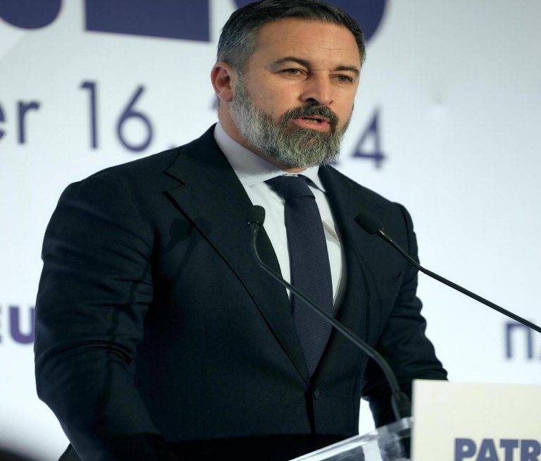 FOTOGRAFÍA. PARÍS (FRANCIA), 16 DE NOVIEMBRE DE 2024. El español Santiago Abascal Conde (en la imagen) ha sido elegido como presidente de Patriots Party desde París (Francia), coalición de partidos políticos (un total de 11 Naciones de Europa con una fuerza política de 89 eurodiputados en el Parlamento Europeo donde se ubica como tercera fuerza política detrás del Partido popular y Partido Socialista. Entre los asistentes, el primer ministro de Hungría, Víctor Orban; Andrej Babiš, empresario y político checo de origen eslovaco considerado el segundo hombre más rico de la República Checa y fundador y propietario del grupo Agrofert que tiene el control de los dos principales periódicos del país además de diversas radios y televisión. El tándem que lidera la oposición en Francia, Anne Perrine Le Pen (Marine Le Pen) y Jordan Bardella del partido francés Agrupación Nacional, así como el viceprimer ministro italiano Matteo Salvini y Geert Wilders, presidente del Partido por la Libertad holandés, son las principales figuras de Patriots Party. Otros partidos patriotas de esta coalición de la Resistencia europea frente al totalitarismo socialista, progre, comunista junto a las derechistas cobardes (los Socialismo azules (PP) de la Unión Europea) que integran en la actualidad el bloque del Wokismo y globalismo son: Acción de Ciudadanos Insatisfechos en la República Checa, Chega en Portugal, Vlaams Belang en Bélgica, el Partido Popular en Dinamarca, la Voz de la Razón en Grecia y Letonia Primero. Lasvocesdelpueblo (Ñ Pueblo)