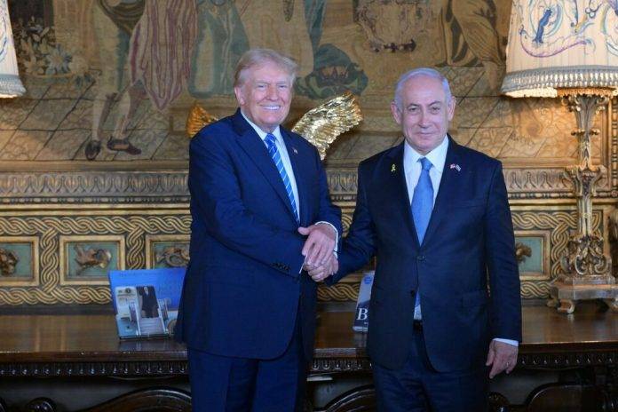 FOTOGRAFÍA. WASHINGTON (ESTADOS UNIDOS DE AMÉRICA), 26 DE JULIO/MAR-LAGO (ESTADOS UNIDOS) 26 DE JULIO/WASHINGTON (ESTADOS UNIDOS DE AMÉRICA) 26 DE JULIO DE 2024. El primer ministro del Estado de Israel, Benjamín Netanyahu (Bibi), interviene ante  el Congreso de los Estados Unidos de América y Senado en el Capitolio de los Estados Unidos de América este miércoles 24 de julio de 2024, en Washington, D. C., capital de EEUU. La mujer de Netanyahu Sara Ben-Artzi (Sara Netanyahu o Sara Ben-Artzi Netanyahu), los rehenes rescatados y Gobierno de la Tierra Santa han acompañado al líder y comandante jefe del país hebreo en esta histórica visita a Estados Unidos de América. Sara Netanyahu (c) y su marido primer ministro de Israel (d) mantienen también una reunión con el expresidente de EEUU y candidato del partido Republicano a las elecciones presidenciales del próximo noviembre de 2024, Donald John Trump (izd.) en el domicilio privado de Trump en Mar-a-Lago (Estados Unidos). También Netanyahu (dcha.) lo hará con el multimillonario y dueño de la red social X (Antes Twitter) Elon Reeve Musk (Elon Musk) (izd.), antes de volver a Israel. Titulares del discurso del Primer ministro israel ese día: "Nos encontramos hoy en una encrucijada de la historia". "Nuestro mundo está en crisis". "En Oriente Medio, el eje del terror iraní se enfrenta a Estados Unidos, Israel y nuestros amigos árabes". "No se trata de un choque de civilizaciones, sino de un choque entre la barbarie y la civilización, entre quienes glorifican la muerte y quienes santifican la vida". "Para que triunfen las fuerzas de la civilización, Estados Unidos e Israel deben permanecer unidos, porque cuando nos mantenemos unidos, sucede algo muy simple: nosotros ganamos y ellos pierden". "Y amigos míos, hoy vengo a asegurarles una cosa: vamos a ganar. Señoras y señores, Al igual que el 7 de diciembre de 1941 y el 11 de septiembre de 2001, el 7 de octubre es un día que vivirá por siempre en la infamia". "Era la fiesta judía de Simjat Torá". "Comenzó como un día perfecto". "Ni una nube en el cielo". "Miles de jóvenes israelíes estaban celebrando en un festival de música al aire libre". "Y de repente, a las 6:29 am, mientras los niños todavía dormían profundamente en sus camas en las ciudades y kibutzim próximos a Gaza, de repente el cielo se convirtió en infierno". "Tres mil terroristas de Hamas irrumpieron en Israel". "Masacraron a 1.200 personas de 41 países, incluidos 39 estadounidenses". "Proporcionalmente, comparado con el tamaño de nuestra población, eso es como 20 11 de septiembre en un día". "Y estos monstruos violaron mujeres, decapitaron hombres, quemaron bebés vivos, mataron a padres delante de sus hijos y a niños delante de sus padres. Arrastraron a 255 personas, tanto vivas como muertas, a las oscuras mazmorras de Gaza". Gabinete Primer Ministro de Israel/Lasvocesdelpueblo (Ñ Pueblo)