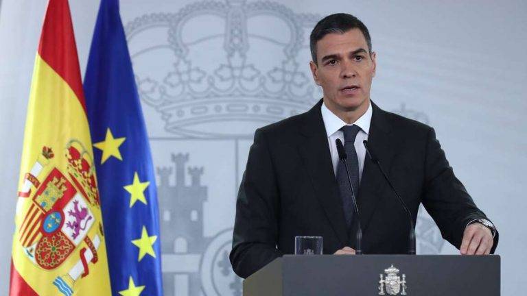 FOTOGRAFÍA. MADRID (REINO DE ESPAÑA), 05 DE NOVIEMBRE DE 2024. El presidente del Gobierno, Pedro Sánchez, comparece en rueda de prensa para anunciar las medidas que incluyen hasta 72.000 euros por casos de incapacidad, entre 20.000 y 60.000 euros por vivienda afectada, hasta 10.300 euros para muebles y enseres dañados, y hasta 37.000 euros para reparar elementos de las comunidades de vecinos. Efe