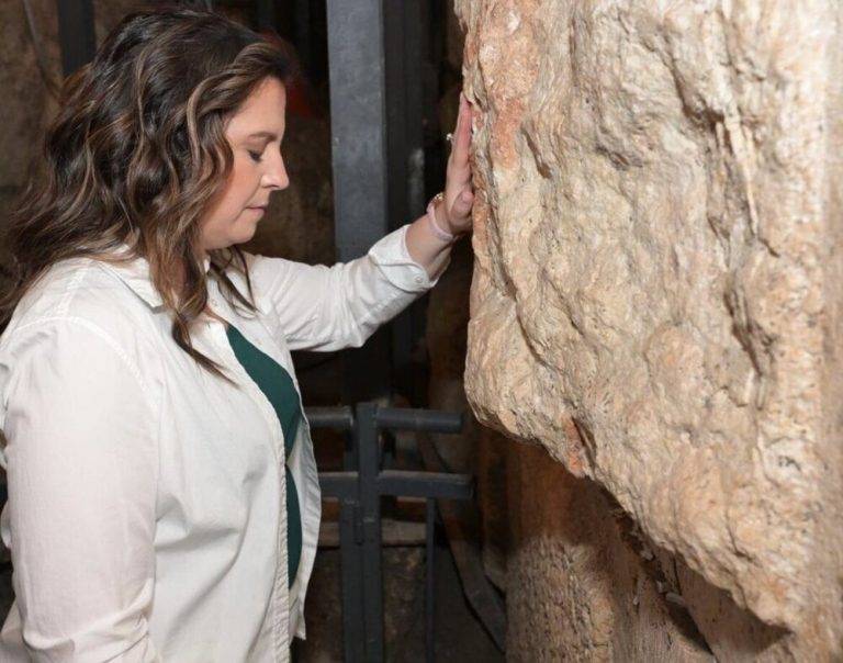 FOTOGRAFÍA. MURO DE LAS LAMENTACIONES (JERUSALÉN) ISRAEL, FECHA NO CONCRETADA, FECHA HECHOS RELACIONADOS, 11 DE NOVIEMBRE DE 2024. Nombramiento de la congresista Elise Stefanik (en la imagen) como embajadora de los Estados Unidos de América ante las Naciones Unidas, por parte del electo y expresidente de los Estados Unidos de América, Donald John Trump. "Elise es un miembro de alto rango del Comité de Servicios Armados de la Cámara de Representantes, del Comité de Inteligencia de la Cámara de Representantes y lideró la lucha contra el antisemitismo en los campus universitarios", dije el comunicado del nombramiento. Por su parte, al La Coalición Judía Republicana es una voz republicana en la comunidad judía y una voz de los judíos estadounidenses en el Partido Republicano, en sus siglas en inglés (RJC), ha asegurado que "el Republican Jewish Coalition (RJC) aplaude con entusiasmo la brillante elección del presidente Donald J. Trump de la presidenta de la Conferencia Republicana de la Cámara de Representantes, Elise Stefanik, como embajadora de Estados Unidos ante las Naciones Unidas". "Confiamos en que la presidenta Stefanik introducirá rápidamente reformas muy necesarias en las Naciones Unidas, defenderá a Estados Unidos y a nuestro aliado Israel en la arena internacional y será una voz fuerte contra las dictaduras y los terroristas. Como demostró en la Cámara de Representantes, no hay nadie mejor que Elise Stefanik para combatir la podredumbre del antisemitismo, exigir cuentas a Irán y ayudar a restablecer el liderazgo estadounidense en el escenario mundial con la paz a través de la fuerza". RJC/Lasvocesdelpueblo (Ñ Pueblo)