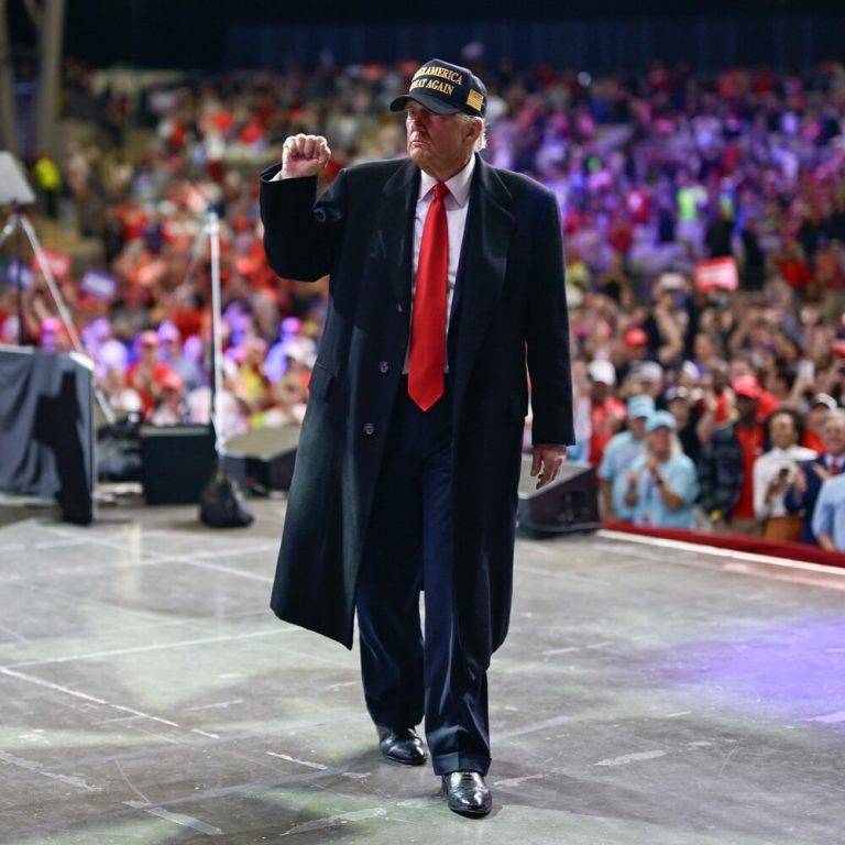 FOTOGRAFÍA. PENSILVANIA (ESTADOS UNIDOS DE AMÉRICA), 04 DE NOVIEMBRE DE 2024. Campaña electoral Elecciones Presidenciales Estados Unidos de América, patriota Donald John Trump (patriotismo Partido Republicano) frente a la ultraizquierdista globalista Kamala Devi Harris (socialismo Partido Demócrata). El candidato Trump dice: "¡GRACIAS, PENNSYLVANIA! Con tu ayuda, restauraremos la promesa de Estados Unidos, y recuperaremos la nación que tanto amamos. Somos un pueblo, una familia, y una nación gloriosa bajo Dios. Nunca nos rendiremos, nunca nos rendiremos, jamás retrocederemos, y nunca, jamás nos rendiremos. Juntos, lucharemos, lucharemos, pelearemos, y ganaremos, ganaremos, venceremos. El 5 de noviembre será el día más importante en la historia de nuestro país - vamos a darle la vuelta. ¡HAREMOS A AMÉRICA GRANDE OTRA VEZ!". Equipo de Campaña Donald Trump/Lasvocesdelpueblo (Ñ Pueblo)