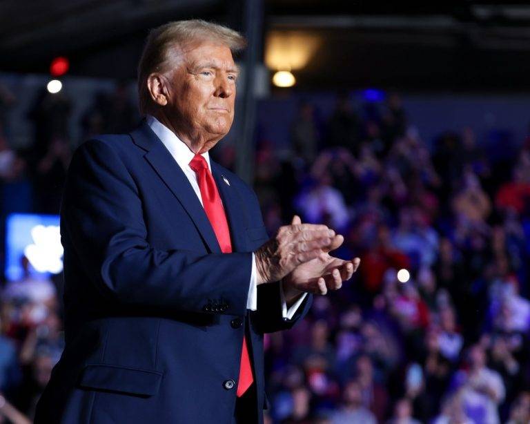 FOTOGRAFÍA.PENSILVANIA (ESTADOS UNIDOS DE AMÉRICA), 04 DE NOVIEMBRE DE 2024. Campaña electoral Elecciones Presidenciales Estados Unidos de América, patriota Donald John Trump (patriotismo Partido Republicano) frente a la ultraizquierdista globalista Kamala Devi Harris (socialismo Partido Demócrata). El candidato Trump dice: "¡GRACIAS, PENNSYLVANIA! Con tu ayuda, restauraremos la promesa de Estados Unidos, y recuperaremos la nación que tanto amamos. Somos un pueblo, una familia, y una nación gloriosa bajo Dios. Nunca nos rendiremos, nunca nos rendiremos, jamás retrocederemos, y nunca, jamás nos rendiremos. Juntos, lucharemos, lucharemos, pelearemos, y ganaremos, ganaremos, venceremos. El 5 de noviembre será el día más importante en la historia de nuestro país - vamos a darle la vuelta. ¡HAREMOS A AMÉRICA GRANDE OTRA VEZ!". Equipo de Campaña Donald Trump/Lasvocesdelpueblo (Ñ Pueblo)