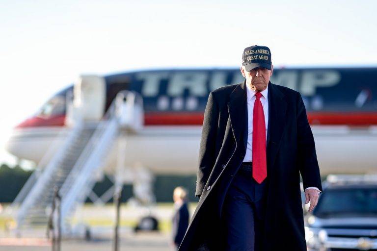 FOTOGRAFÍA. PENSILVANIA (ESTADOS UNIDOS DE AMÉRICA), 04 DE NOVIEMBRE DE 2024. Campaña electoral Elecciones Presidenciales Estados Unidos de América, patriota Donald John Trump (patriotismo Partido Republicano) frente a la ultraizquierdista globalista Kamala Devi Harris (socialismo Partido Demócrata). El candidato Trump dice: "¡GRACIAS, PENNSYLVANIA! Con tu ayuda, restauraremos la promesa de Estados Unidos, y recuperaremos la nación que tanto amamos. Somos un pueblo, una familia, y una nación gloriosa bajo Dios. Nunca nos rendiremos, nunca nos rendiremos, jamás retrocederemos, y nunca, jamás nos rendiremos. Juntos, lucharemos, lucharemos, pelearemos, y ganaremos, ganaremos, venceremos. El 5 de noviembre será el día más importante en la historia de nuestro país - vamos a darle la vuelta. ¡HAREMOS A AMÉRICA GRANDE OTRA VEZ!". Equipo de Campaña Donald Trump/Lasvocesdelpueblo (Ñ Pueblo)