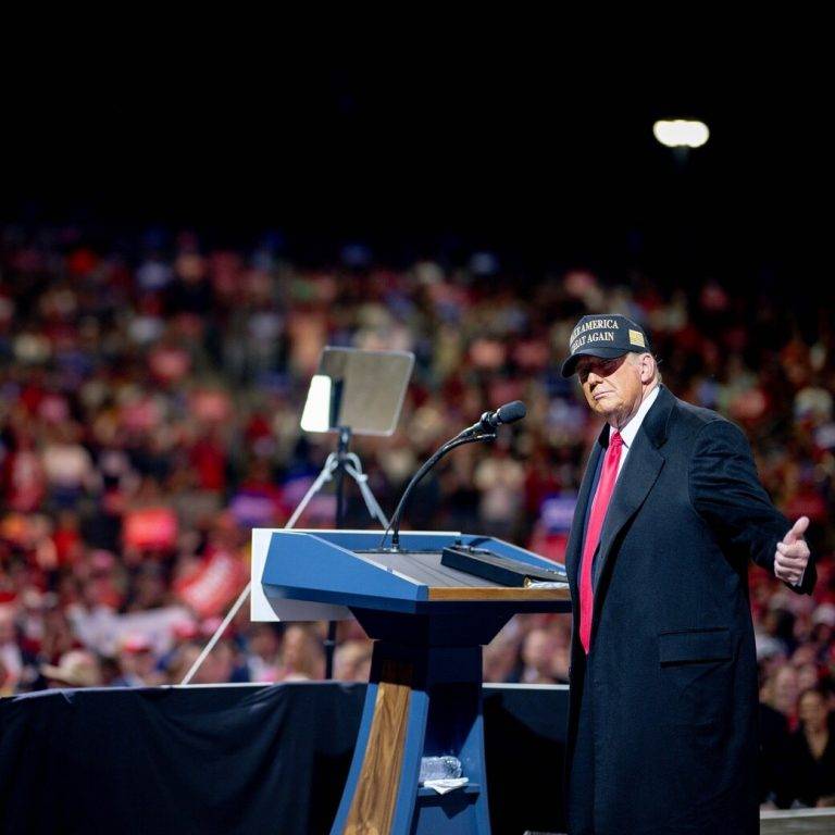 FOTOGRAFÍA. PENSILVANIA (ESTADOS UNIDOS DE AMÉRICA), 04 DE NOVIEMBRE DE 2024. Campaña electoral Elecciones Presidenciales Estados Unidos de América, patriota Donald John Trump (patriotismo Partido Republicano) frente a la ultraizquierdista globalista Kamala Devi Harris (socialismo Partido Demócrata). El candidato Trump dice: "¡GRACIAS, PENNSYLVANIA! Con tu ayuda, restauraremos la promesa de Estados Unidos, y recuperaremos la nación que tanto amamos. Somos un pueblo, una familia, y una nación gloriosa bajo Dios. Nunca nos rendiremos, nunca nos rendiremos, jamás retrocederemos, y nunca, jamás nos rendiremos. Juntos, lucharemos, lucharemos, pelearemos, y ganaremos, ganaremos, venceremos. El 5 de noviembre será el día más importante en la historia de nuestro país - vamos a darle la vuelta. ¡HAREMOS A AMÉRICA GRANDE OTRA VEZ!". Equipo de Campaña Donald Trump/Lasvocesdelpueblo (Ñ Pueblo)