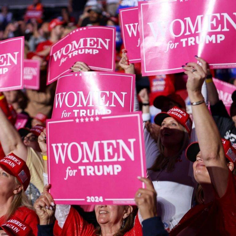 FOTOGRAFÍA. PENSILVANIA (ESTADOS UNIDOS DE AMÉRICA), 04 DE NOVIEMBRE DE 2024. Campaña electoral Elecciones Presidenciales Estados Unidos de América, patriota Donald John Trump (patriotismo Partido Republicano) frente a la ultraizquierdista globalista Kamala Devi Harris (socialismo Partido Demócrata). El candidato Trump dice: "¡GRACIAS, PENNSYLVANIA! Con tu ayuda, restauraremos la promesa de Estados Unidos, y recuperaremos la nación que tanto amamos. Somos un pueblo, una familia, y una nación gloriosa bajo Dios. Nunca nos rendiremos, nunca nos rendiremos, jamás retrocederemos, y nunca, jamás nos rendiremos. Juntos, lucharemos, lucharemos, pelearemos, y ganaremos, ganaremos, venceremos. El 5 de noviembre será el día más importante en la historia de nuestro país - vamos a darle la vuelta. ¡HAREMOS A AMÉRICA GRANDE OTRA VEZ!". Equipo de Campaña Donald Trump/Lasvocesdelpueblo (Ñ Pueblo)