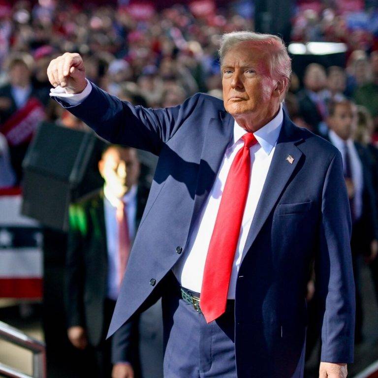 FOTOGRAFÍA.PENSILVANIA (ESTADOS UNIDOS DE AMÉRICA), 04 DE NOVIEMBRE DE 2024. Campaña electoral Elecciones Presidenciales Estados Unidos de América, patriota Donald John Trump (patriotismo Partido Republicano) frente a la ultraizquierdista globalista Kamala Devi Harris (socialismo Partido Demócrata). El candidato Trump dice: "¡GRACIAS, PENNSYLVANIA! Con tu ayuda, restauraremos la promesa de Estados Unidos, y recuperaremos la nación que tanto amamos. Somos un pueblo, una familia, y una nación gloriosa bajo Dios. Nunca nos rendiremos, nunca nos rendiremos, jamás retrocederemos, y nunca, jamás nos rendiremos. Juntos, lucharemos, lucharemos, pelearemos, y ganaremos, ganaremos, venceremos. El 5 de noviembre será el día más importante en la historia de nuestro país - vamos a darle la vuelta. ¡HAREMOS A AMÉRICA GRANDE OTRA VEZ!". Equipo de Campaña Donald Trump/Lasvocesdelpueblo (Ñ Pueblo)