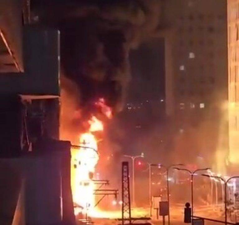 FOTOGRAFÍA. SHFARAM (ISRAEL), 18 DE NOVIEMBRE DE 2024. Una mujer de unos 50 años murió hoy mientras se encontraba en una habitación segura en un edificio en Shfaram, después de que un cohete impactara en la ciudad del norte de Israel, informó el servicio de ambulancias Magen David Adom (MDA). Captura vídeo Israel War Room/Lasvocesdelpueblo (Ñ Pueblo)
