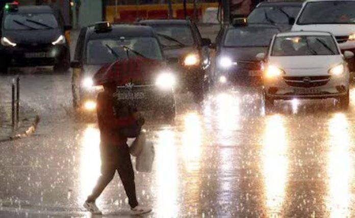 Una persona camina bajo la lluvia en la Plaza de Espanya de Barcelona. EFE FOTOGRAFÍA. BARCELONA (REINO DE ESPAÑA), 04 DE NOVIEMBRE DE 2024. Una persona camina bajo la lluvia en la Plaza de Espanya de Barcelona. Efe