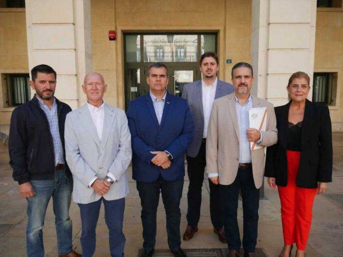 VOX Mutxamel, Fiscalía, sueldos, ayuntamiento de Mutxamel FOTOGRAFÍA. ALICANTE (COMUNIDAD VALENCIANA) REINO DE ESPAÑA, 12 DE NOVIEMBRE DE 2024. El Grupo Municipal de VOX, liderado por su portavoz Miguel da Silva Ortega (3 i); y arropado por el diputado de VOX natural de Mutxamel por Alicante a las Cortes Valencianas, José Muñoz Salvador (segunda fila c); ha presentado este martes en la Fiscalía de Alicante una denuncia contra el alcalde del Ayuntamiento de Mutxamel por el Partido Popular (PP), Rafael García Berenguer, por un presunto delito de "prevaricación Administrativa" al no tener los "sueldos de la corporación regulados según el Reglamento Orgánico Municipal". Lasvocesdelpueblo (Ñ Pueblo)