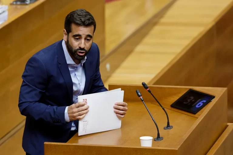 FOTOGRAFÍA. VALENCIA (COMUNIDAD VALENCIANA) REINO DE ESPAÑA, 24 DE JUNIO DE 2024. El síndic del PSPV-PSOE en Les Corts Valencianes, José Muñoz Lladró, considera que el president del Govern de la Generalitat Valenciana por el Partido Popular (PP), Carlos Mazón Guixot, es "la cara amable de la extrema derecha", pues mientras sonríe aplica políticas "absolutamente regresivas" y que "limitan derechos" en la Comunitat Valenciana. El ultra del socialismo valenciano José Muñoz Lladró afirma en una entrevista con la Efe que el balance del primer año de gobierno de PP y Vox es "negativo", porque hay un president de la Generalitat "que no gestiona, que no trabaja, que va sin rumbo y que miente de manera deliberada y sistemática", lo que se está traduciendo en "pérdida de oportunidades para esta tierra". VOX salió del Gobierno al incumplir el partido Popular (PP) el acuerdo de Gobierno de coalición con este partido en materia de inmigración, entre otras puntos de dicho pacto gubernamental de coalición VOX-PP. Efe