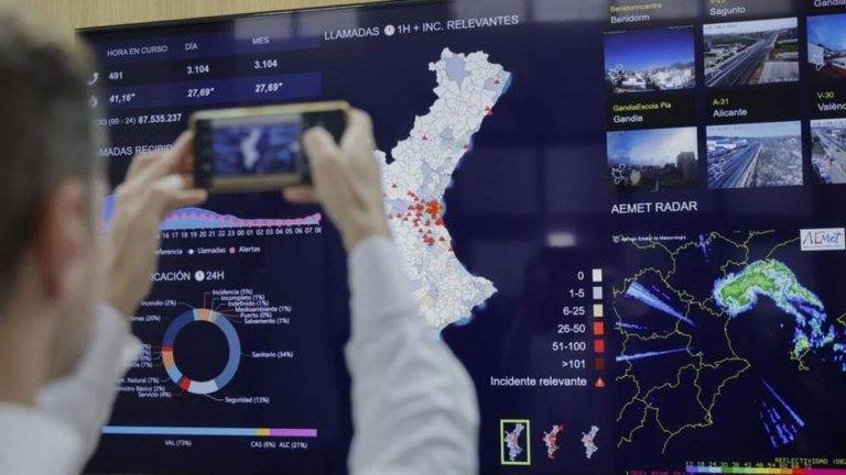 FOTOGRAFÍA. VALENCIA (COMUNIDAD VALENCIANA) REINO DE ESPAÑA, 01 DE NOVIEMBRE DE 2024. Un técnico fotografía un monitor con información meteorológica en el Centro de Control de Emergencias de la localidad de La Eliana, Valencia. La Comunitat Valenciana intenta recuperarse de la peor dana del siglo en España, que ha dejado hasta el momento más de 202 muertos en esa región, además de un inmenso escenario de daños en carreteras, calles e infraestructuras de numerosas localidades. La Comunitat Valenciana intenta recuperarse de la peor Depresión Aislada en Niveles Altos (DANA) del siglo en España, que ha dejado más de dos centenares de muertos en esa región, además de un inmenso escenario de daños en carreteras, calles e infraestructuras de numerosas localidades. Una DANA tras fuertes lluvias torrenciales y golpear muy fuertemente al reino de España, con epicentro en la provincia de Valencia (Comunidad Valenciana) donde se ha registrado ya 202 muertos, como cifra provisional para este viernes 1 de noviembre de 20224, y con menos dureza en la provincia de Málaga (Andalucía) y en la región de Castilla-La Mancha. La devastación de los efectos de la DANA que arrasó este martes la provincia de Valencia dejó decenas de personas fallecidas -70 contabilizadas hasta las 16.00 horas-, la angustia de quienes no pueden contactar con sus familiares desde ayer e imágenes desoladoras de la destrucción que han dejado a su paso las inundaciones. En medio de la tragedia, que ha llevado a activar el protocolo de Múltiples Víctimas para identificar a los fallecidos, las autoridades combaten este miércoles un "nuevo enemigo": los bulos que alertan de supuestas evacuaciones, desbordamientos o la caída del 112, que interrumpen la labor de los servicios de emergencias. La ciudadanía de la provincia ha recibido a primera hora de esta mañana de nuevo en sus móviles un mensaje del sistema Es-Alert para evitar cualquier tipo de desplazamiento por las carreteras de la provincia, muchas de cuales permanecen cortadas e impiden todavía acceder a las zonas más afectadas. Efe