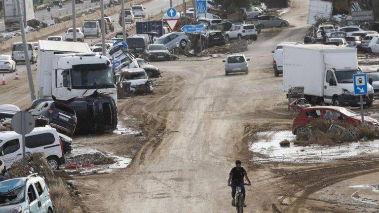 FOTOGRAFÍA. VALENCIA (COMUNIDAD VALENCIANA) REINO DE ESPAÑA, 01 DE NOVIEMBRE DE 2024. Vista de la V-30 abierta parcialmente al tráfico, en Valencia, este viernes. La Comunitat Valenciana intenta recuperarse de la peor Depresión Aislada en Niveles Altos (DANA) del siglo en España, que ha dejado más de dos centenares de muertos en esa región, además de un inmenso escenario de daños en carreteras, calles e infraestructuras de numerosas localidades. Una DANA tras fuertes lluvias torrenciales y golpear muy fuertemente al reino de España, con epicentro en la provincia de Valencia (Comunidad Valenciana) donde se ha registrado ya 202 muertos, como cifra provisional para este viernes 1 de noviembre de 20224, y con menos dureza en la provincia de Málaga (Andalucía) y en la región de Castilla-La Mancha. La devastación de los efectos de la DANA que arrasó este martes la provincia de Valencia dejó decenas de personas fallecidas -70 contabilizadas hasta las 16.00 horas-, la angustia de quienes no pueden contactar con sus familiares desde ayer e imágenes desoladoras de la destrucción que han dejado a su paso las inundaciones. En medio de la tragedia, que ha llevado a activar el protocolo de Múltiples Víctimas para identificar a los fallecidos, las autoridades combaten este miércoles un "nuevo enemigo": los bulos que alertan de supuestas evacuaciones, desbordamientos o la caída del 112, que interrumpen la labor de los servicios de emergencias. La ciudadanía de la provincia ha recibido a primera hora de esta mañana de nuevo en sus móviles un mensaje del sistema Es-Alert para evitar cualquier tipo de desplazamiento por las carreteras de la provincia, muchas de cuales permanecen cortadas e impiden todavía acceder a las zonas más afectadas. Efe