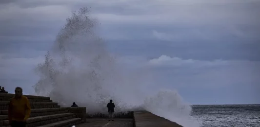 FOTOGRAFÍA. SAN SEBASTIÁN (LAS VASCONGADAS) REINO DE ESPAÑA, 21 DE NOVIEMBRE DE 2024. Vista del oleaje a primera hora en el Peine del Viento en San Sebastián, donde este jueves hay un aviso Amarillo por riesgo marítimo-costero. Efe