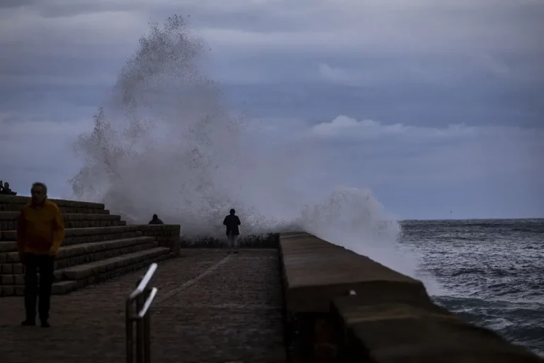 FOTOGRAFÍA. SAN SEBASTIÁN (LAS VASCONGADAS) REINO DE ESPAÑA, 21 DE NOVIEMBRE DE 2024. Vista del oleaje a primera hora en el Peine del Viento en San Sebastián, donde este jueves hay un aviso Amarillo por riesgo marítimo-costero. Efe