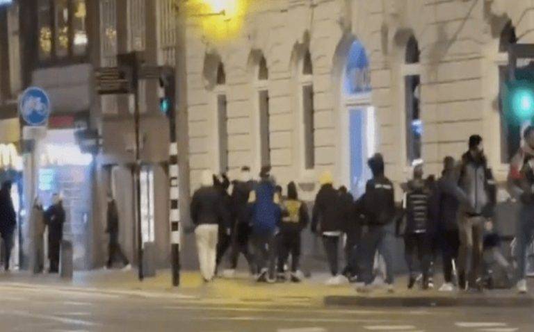 FOTOGRAFÍA. Ámsterdam (Países Bajos), viernes 8 de noviembre de 2024 (Lasvocesdelpueblo y Agencias).- País Bajos registra varios violentos ataques antisemitas contra los judíos aficionados del Maccabi Tel Aviv se están produciendo en Ámsterdam tras el partido de fútbol que tuvo lugar el jueves por la noche entre el Maccabi y el Ajax, a pocos días del recuerdo y homenaje a las víctimas judías de la Noche de los Cristales Rotos,  conocida como "Novemberpogrome 1938" o "Kristallnacht" en la Alemania nazi, hace 86 años. Captura vídeo/Lasvocesdelpueblo (Ñ Pueblo)