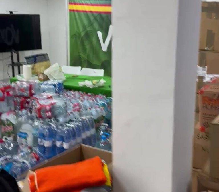 FOTOGRAFÍA. TARRAGONA (CATALUÑA) REINO DE ESPAÑA, 02 DE NOVIEMBRE DE 2024. VOX llena dos vehículos de ayuda humanitaria para los damnificados por la Depresión Aislada en Niveles Altos (DANA) o (gota fría) en Silla (provincia de Valencia) Comunidad Valenciana), que salen esta noche sobre las "23 horas" desde la sede de Tarragona donde la militancia, movilizada por el presidente provincial Sergio Macián de Greef y el diputado al Parlament de Catalunya Javier Ramírez Gutiérrez, ha respondido masivamente a la llamada de solidaridad nacional con sus compatriotas valencianos. Lasvocesdelpueblo (Ñ Pueblo)