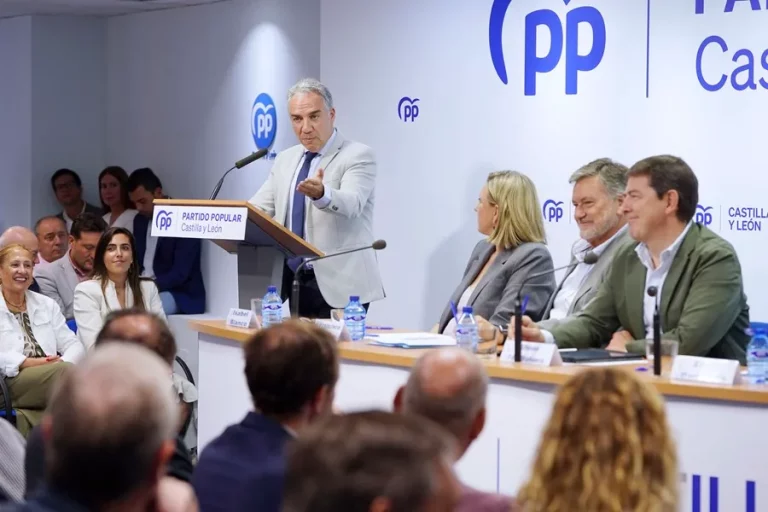 FOTOGRAFÍA. VALLADOLID (CASTILLA Y LEÓN), 03 DE SEPTIEMBRE DE 2024. El vicesecretario de Coordinación Autonómica y Local del PP, Elías Bendodo Benasayag, ha avisado este martes a Vox de que tendrá que explicar si vota junto a la izquierda en contra de los presupuestos autonómicos que presenten los gobiernos del PP, como el de Castilla y León, tal y como anunció ayer su líder, Santiago Abascal Conde, en caso de que los populares pacten con el PSOE la reforma de la Ley de Extranjería para regularizar a más de 500.000.000 de inmigrantes ilegales y acoger a otros decenas de miles de inmigrantes indocumentados Menores Extranjeros No Acompañados (MENA). Durante la clausura la reunión del Comité Ejecutivo Autonómico del PP de Castilla y León, Bendodo ha compartido discurso con el presidente de la Junta y del PP-CyL, Alfonso Fernández Mañueco, quien ha reprochado a Vox y al PSOE que sean sus direcciones nacionales las que marquen el paso en esta materia. Efe