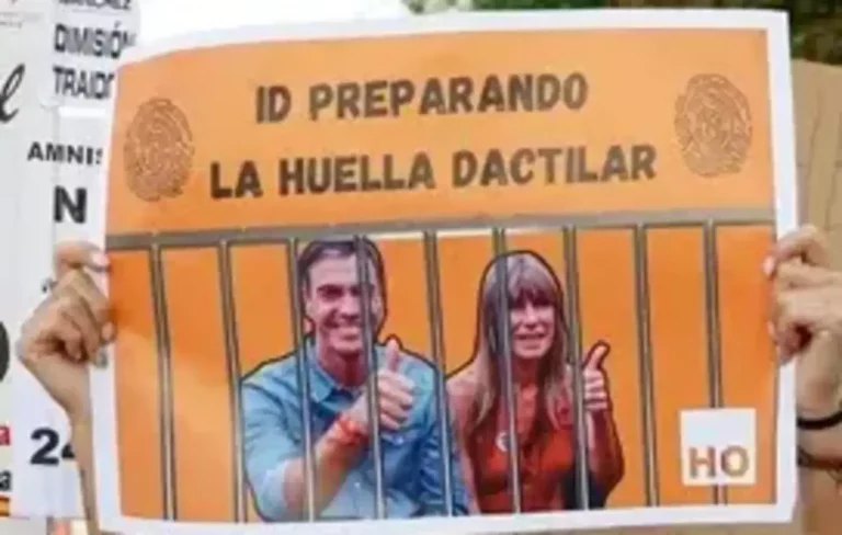 FOTOGRAFÍA. MADRID (REINO DE ESPAÑA), 05 DE JULIO DE 2024. Detalle de alguno de los carteles de varias personas protestando en las inmediaciones del Juzgado de Instrucción número 41 de Madrid este viernes con pancarta "Pedro Sánchez a prisión". María Begoña Gómez Fernández (Begoña Gómez), mujer del presidente del Gobierno, Pedro Sánchez Pérez-Castejón, ha llegado pasadas las 10:18 horas a los juzgados madrileños de Plaza de Castilla para declarar como investigada por presunto tráfico de influencias en relación a varios contratos adjudicados al empresario Juan Carlos Barrabés. Se trata de una querella del sindicato español Manos Limpias, a la que se unió la asociación Hazte Oír y el partido político VOX, los de Santiago Abascal Conde como acusación popular. Efe