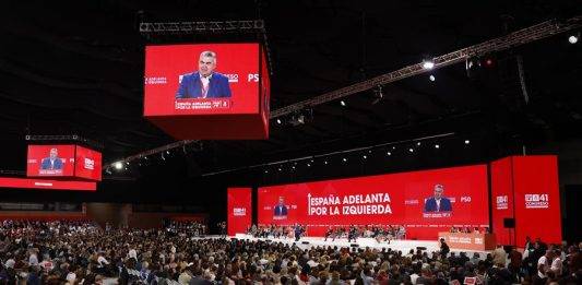 FOTOGRAFÍA. SEVILLA (ANDALUCÍA) REINO DE ESPAÑA, 30/11/2024.- El secretario de Organización de PSOE, Santos Cerdán León, presenta el informe de balance de gestión al comienzo del 41 Congreso Federal del PSOE reunido en Sevilla este sábado. Efe