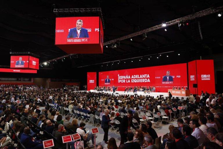 FOTOGRAFÍA. SEVILLA (ANDALUCÍA) REINO DE ESPAÑA, 30/11/2024.- El secretario de Organización de PSOE, Santos Cerdán León, presenta el informe de balance de gestión al comienzo del 41 Congreso Federal del PSOE reunido en Sevilla este sábado. Efe