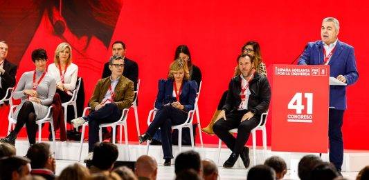 FOTOGRAFÍA. SEVILLA (ANDALUCÍA) REINO DE ESPAÑA, 30/11/2024.- El secretario de Organización de PSOE, Santos Cerdán León, presenta el informe de balance de gestión al comienzo del 41 Congreso Federal del PSOE reunido en Sevilla este sábado. Efe