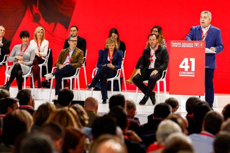 FOTOGRAFÍA. SEVILLA (ANDALUCÍA) REINO DE ESPAÑA, 30/11/2024.- El secretario de Organización de PSOE, Santos Cerdán León, presenta el informe de balance de gestión al comienzo del 41 Congreso Federal del PSOE reunido en Sevilla este sábado. Efe