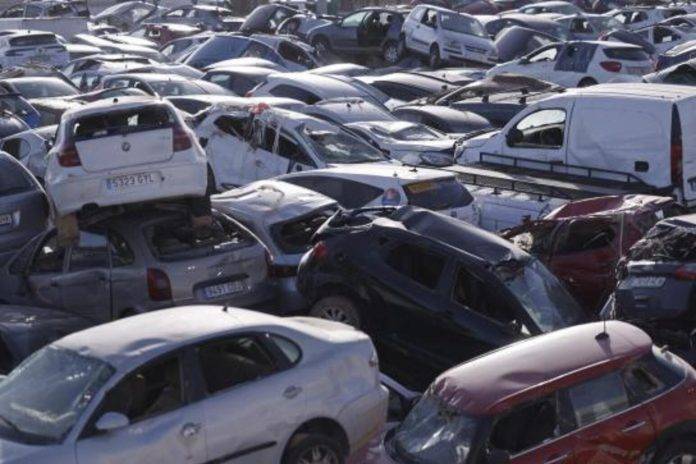FOTOGRAFÍA. BENETÚSER (VALENCIA) COMUNIDAD VALENCIANA (REINO DE ESPAÑA, 20 DE NOVIEMBRE DE 2024. Coches apilados en la localidad valenciana de Benetúser, este miércoles, tras tres semanas del paso de la Depresión Aislada en Niveles Altos (DANA) o (gota fría). Efe