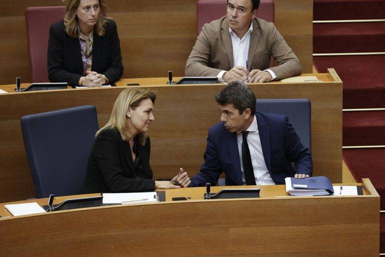 FOTOGRAFÍA. VALENCIA (COMUNIDAD VALENCIANA) REINO DE ESPAÑA, 15/11/2024.- El president de la Generalitat, Carlos Mazón (d) y la vicepresidenta, Susana Camarero, durante el pleno de este viernes en el que Mazón rinde cuentas de lo que hizo el 29 de octubre y contar cómo va a remodelar la estructura de su gobierno para adaptarla a la reconstrucción. Efe