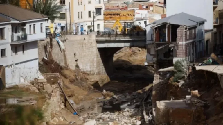 FOTOGRAFÍA. CHIVA (VALENCIA) COMUNIDAD VALENCIANA (REINO DE ESPAÑA), 31 DE OCTUBRE DE 2024. Detalle de la violencia de las inundaciones causadas por la Depresión Aislada en Niveles Altos (DANA) o (gota fría) en Chiva (Valencia) Comunidad Valenciana este jueves, 31 de octubre de 2024.