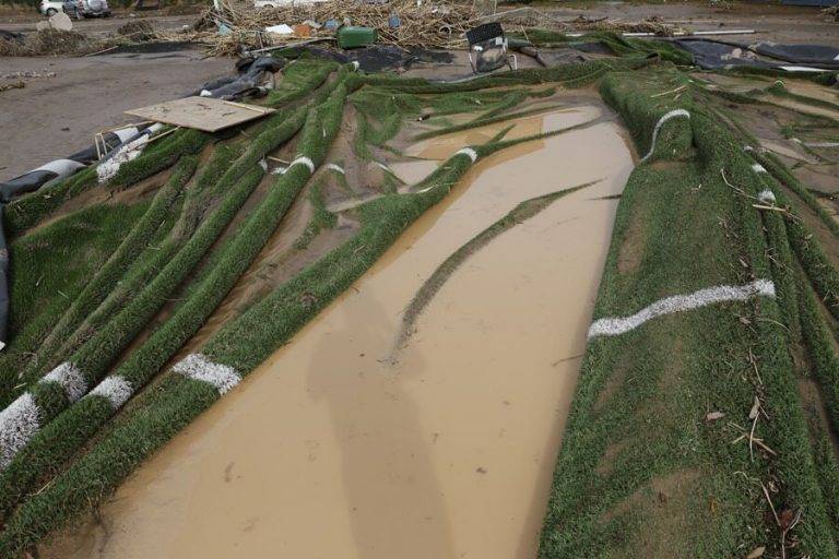 FOTOGRAFÍA. BENAMARGOSA (MÁLAGA) ANDALUCÍA (REINO DE ESPAÑA, 14/11/2024.- Vista del estado en que ha quedado el campo de fútbol de la localidad malagueña de Benamargosa tras las fuertes lluvias, este jueves. La dana sobre el sur y extremo oriental del país, con cuantiosos daños en las últimas horas, rescates y vías cortadas por inundaciones, como en Málaga -ya sin riesgo- empieza a remitir pero el temporal azotará aún hoy a Andalucía, que está en alerta naranja (riesgo importante), así como a Valencia, aunque solo hasta media mañana. Efe